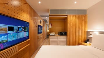 Estudio Deluxe, 1 cama doble, vistas a la ciudad | Escritorio, tabla de planchar con plancha, wifi gratis y ropa de cama