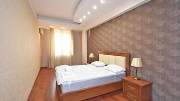Apartemen Deluks | 2 kamar tidur, meja kerja, kedap suara, dan setrika/meja setrika