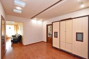 2 عدّة غرف نوم ومكتب وتجهيزات عازلة للصوت ومكواة/لوح كي