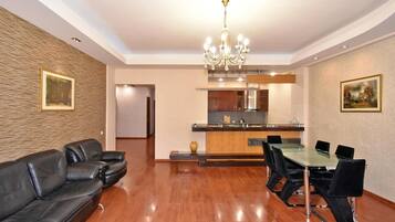 Apartemen Deluks | 2 kamar tidur, meja kerja, kedap suara, dan setrika/meja setrika
