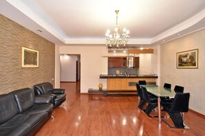 Deluxe Apartment | 2 bedrooms, desk, soundproofing, iron/ironing board - Deluxe apartment (Yerevan)