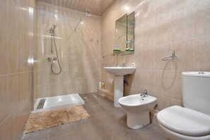 Deluxe Apartment | Bathroom | Shower, rainfall showerhead, free toiletries, hair dryer - Deluxe apartment (Yerevan)