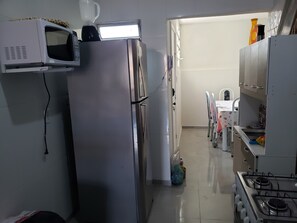 Kühlschrank, Mikrowelle, Herdplatte, Mixer