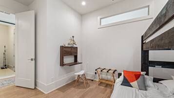 2 chambres, coffres-forts dans les chambres, bureau