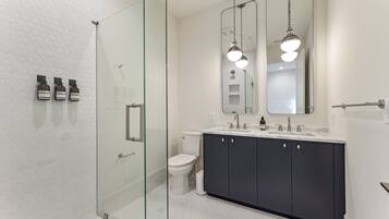 Douche, serviettes fournies, savon, shampoing