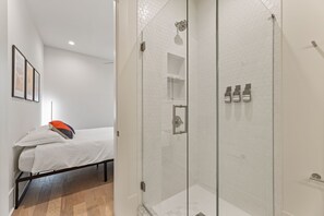 Dusche, Handtücher, Seife, Shampoo