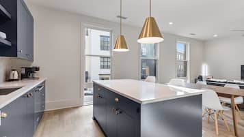 Four, plaque de cuisson, lave-vaisselle, cafetiĂšre/bouilloire