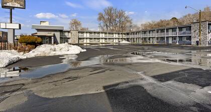 Temple View Inn: Skiing & Downtown Delights Await!"