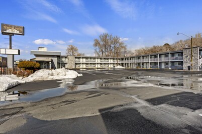 Temple View Inn: Skiing & Downtown Delights Await!"
