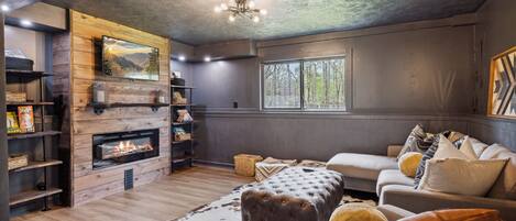 Cabaña, 2 habitaciones | Área de sala de estar | Smart TV