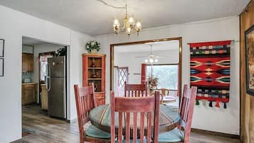 House, 4 Bedrooms | Dining