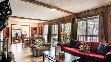 House, 4 Bedrooms | Living area | Smart TV