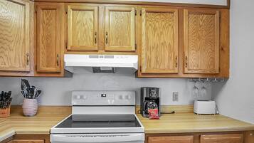 House, 4 Bedrooms | Private kitchen | Fridge, oven, coffee/tea maker, toaster