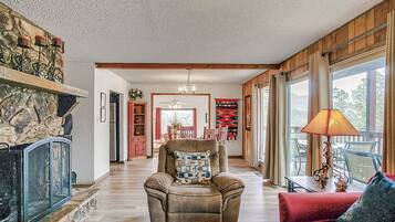 House, 4 Bedrooms | Living area | Smart TV