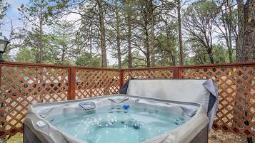 House, 4 Bedrooms | Property grounds