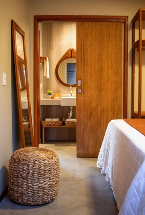 4 bedrooms, iron/ironing board, Internet, bed sheets