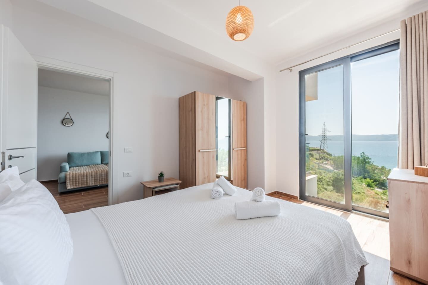 Een strijkplank/strijkijzer, gratis wifi, beddengoed