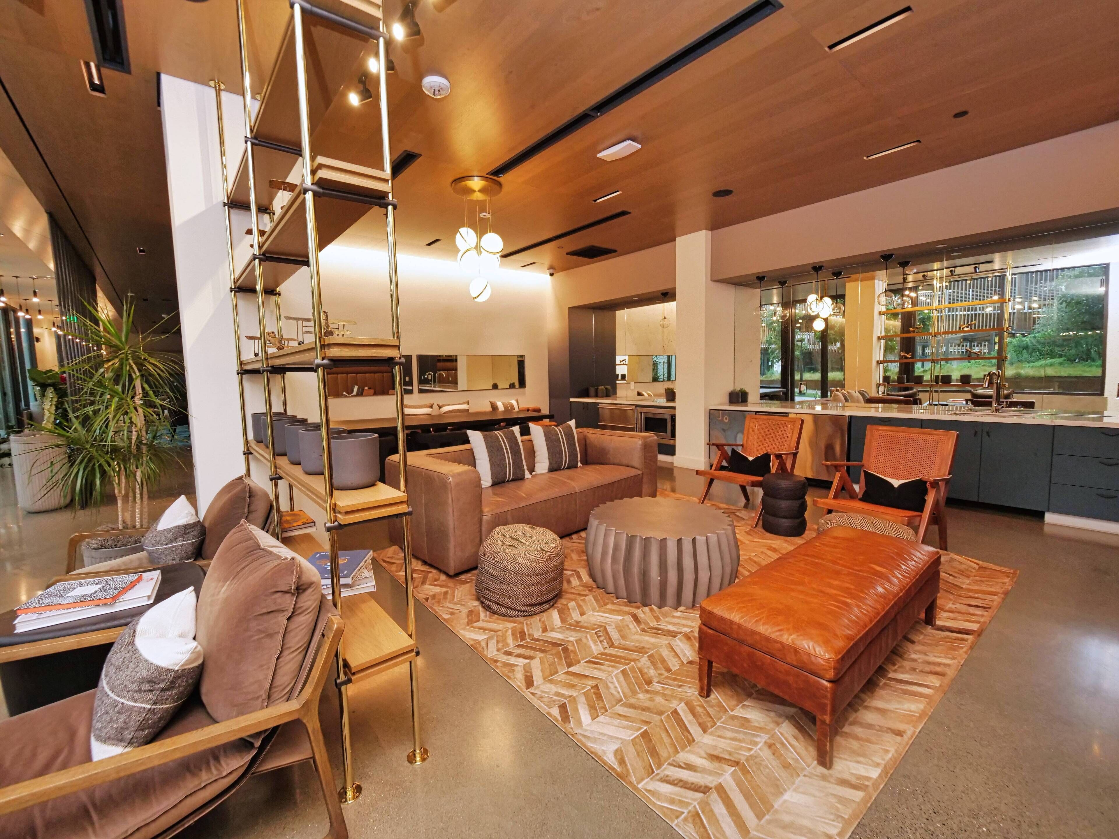 Lovely Brand New Studio Suite-Rooftop Deck-Free Parking-Fitness Center