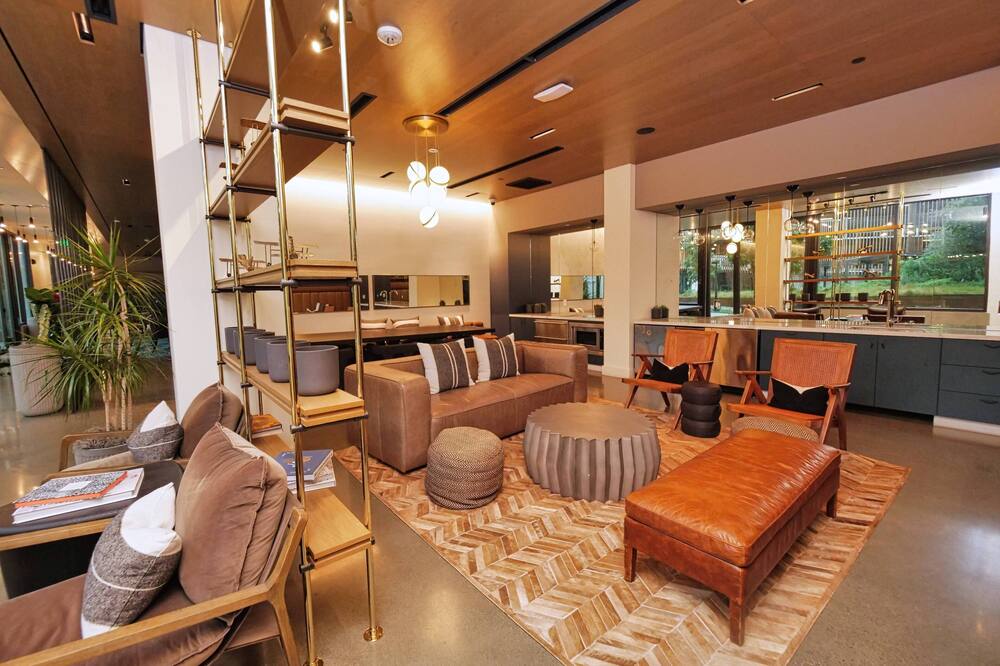Lovely Brand New Studio Suite-Rooftop Deck-Free Parking-Fitness Center