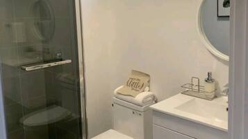 タオル、石鹸、シャンプー、トイレットペーパー