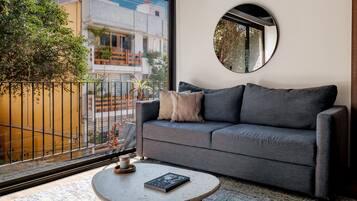 Apartamento luxo | Área de estar | Smart TV 50 polegadas com canais digitais, Netflix