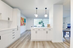 City Apartment | Private kitchen | Fridge, microwave, oven, stovetop
