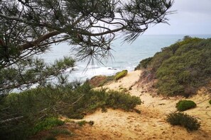 Sun-loungers, beach towels - Vila OceanBreeze Aljezur 4 Bdrms10 Px Heated Pool Spacious & Cozy, Sea & Nature (Aljezur)