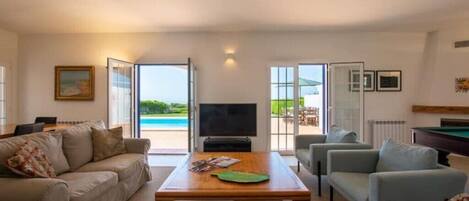 Smart-TV, Kamin, DVD-Player, Tischfußball