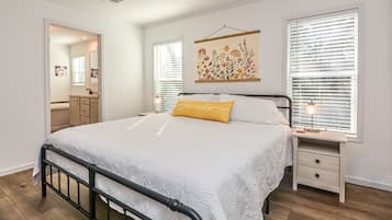 3 bedrooms, desk, iron/ironing board, travel crib