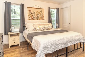 3 Schlafzimmer, Schreibtisch, Bügeleisen/Bügelbrett, Reisekinderbett