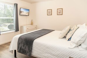 3 chambres, bureau, fer et planche à repasser, lit de bébé portatif