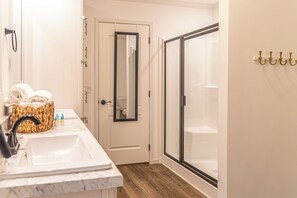 Séchoir à cheveux, serviettes fournies, savon, shampooing