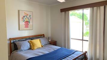 3 quartos, ferros/tábuas de passar roupa, berço de viagem