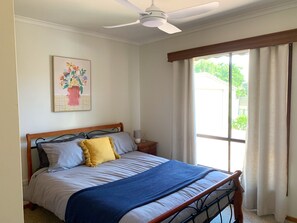 3 bedrooms, iron/ironing board, travel crib, free WiFi - Spacious home in Corowa’s best street right across from the Murray/pet-friendly! (Corowa)