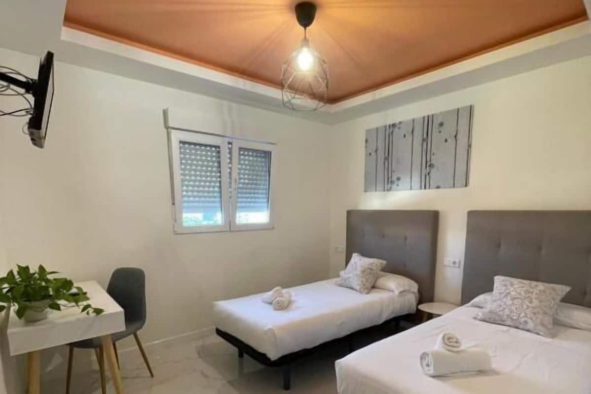 Quarto básico | Escrivaninha, Wi-Fi de cortesia, roupa de cama