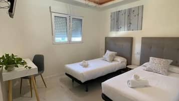 Basic Room | Desk, free WiFi, bed sheets