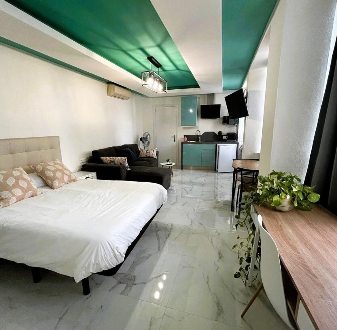 Basic Studio | Desk, free WiFi, bed sheets