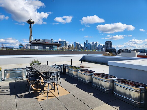 Outdoor dining - Queen Anne Retreat ★ 1 Block from CPA! ★ Free Parking! (Seattle)