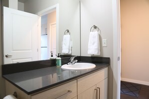 Een haardroger, handdoeken, zeep, shampoo