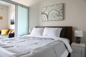 1 slaapkamer, een strijkplank/strijkijzer, gratis wifi, beddengoed