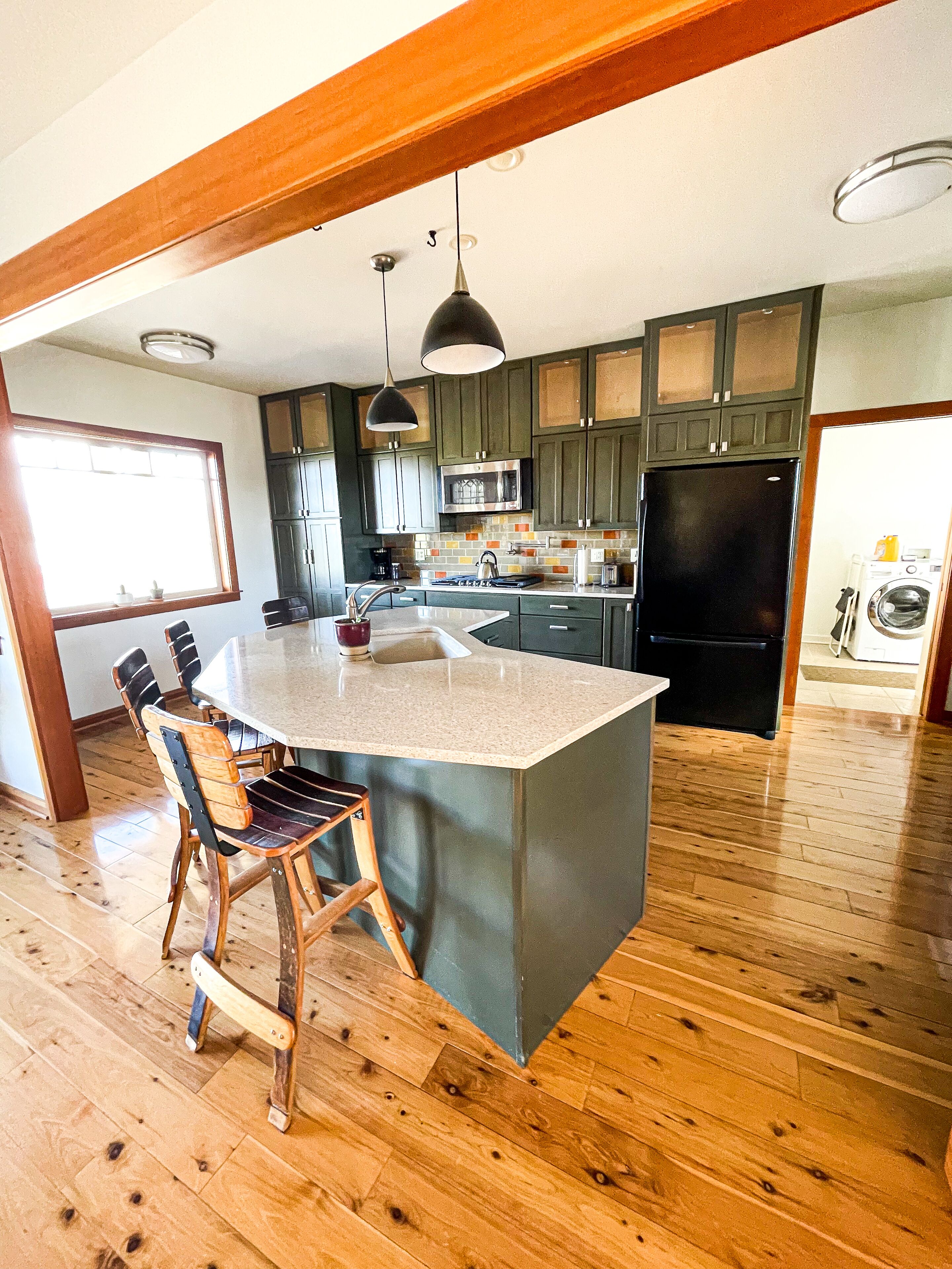 Jääkaappi, mikroaaltouuni, uuni, liesi