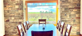 Vineyard Estate-Mountain views-Private; minutes to downtown. Pet friendly