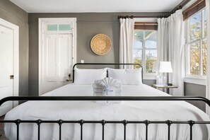 4 bedrooms, iron/ironing board, Internet - Palmetto House: Backyard Serenity, Balcony Views (Charleston)