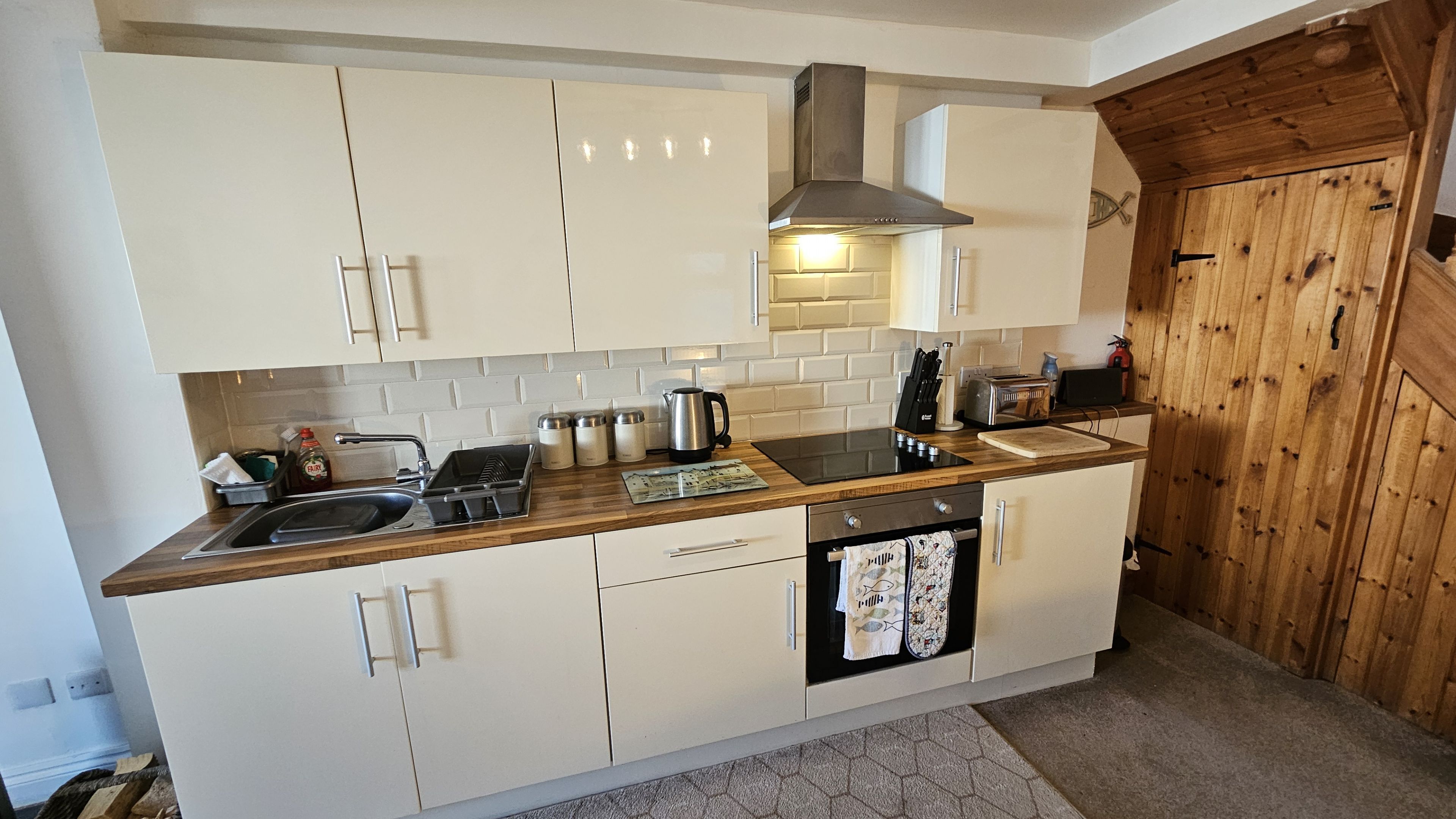 Kjøleskap, mikrobølgeovn, ovn og oppvaskmaskin