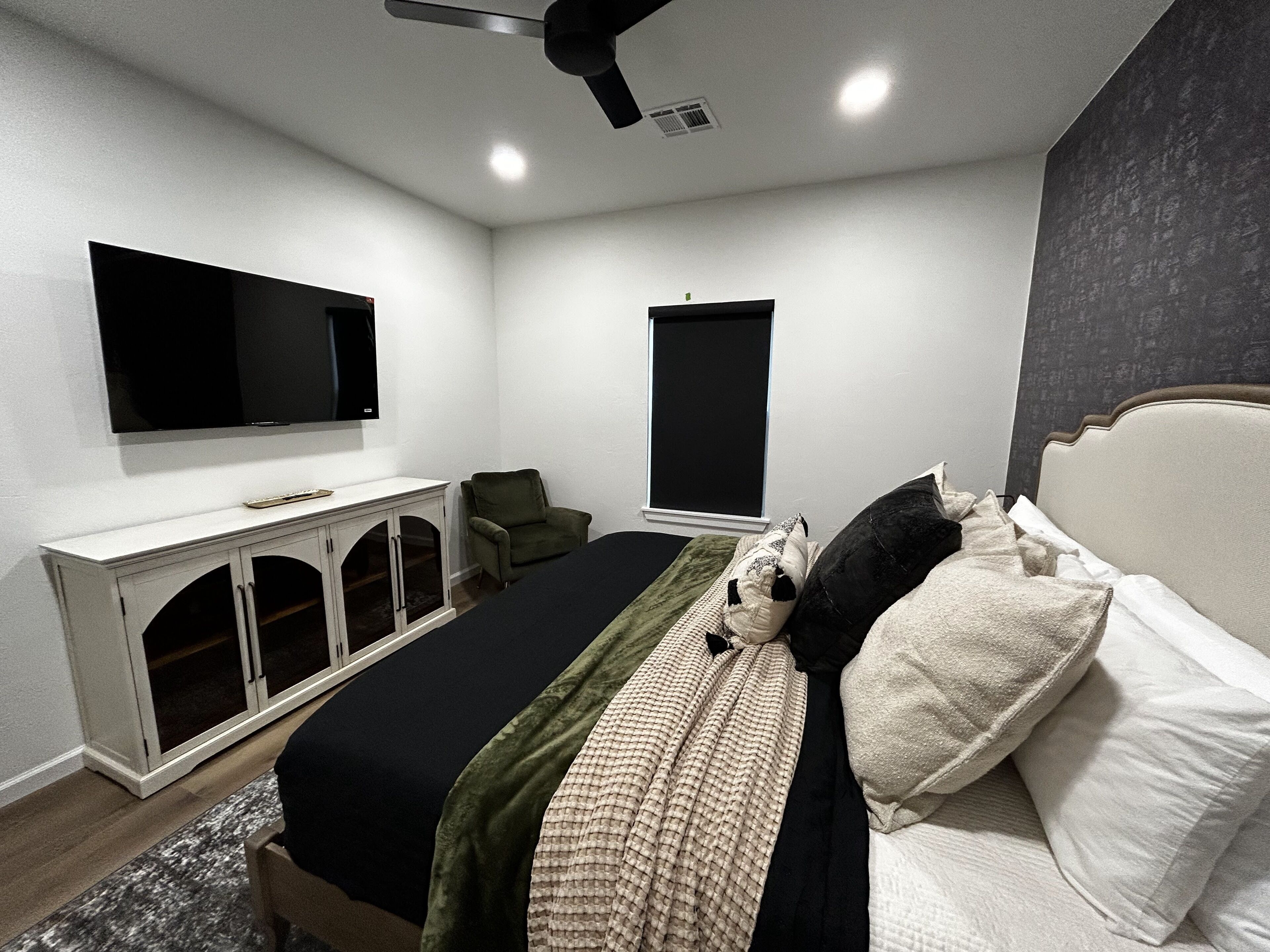 2 habitaciones, tabla de planchar con plancha y cuna de viaje 