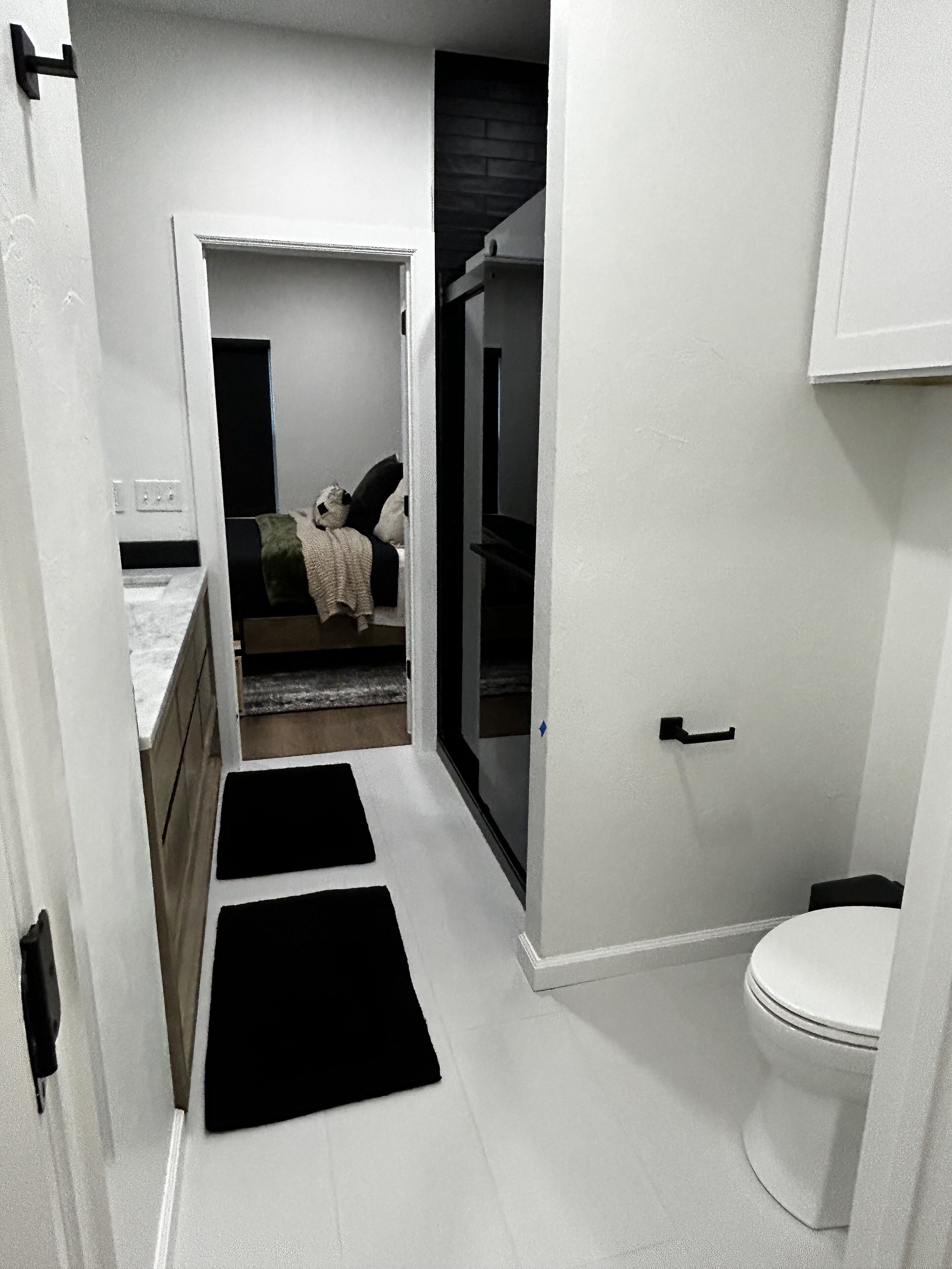 2 dormitoris, planxa i posts de planxar i un bressol de viatge 