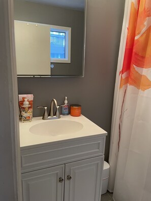 Towels, soap, toilet paper - Spacious room for rent w/ pvt . bathroom and amazing NYC views in Edgewater NJ. (Edgewater)