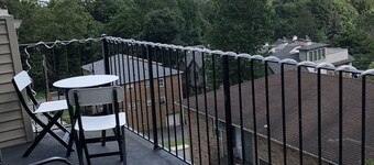 Spacious room for rent w/ pvt . bathroom and amazing NYC views in Edgewater NJ.