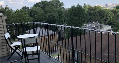 Spacious room for rent w/ pvt . bathroom and amazing NYC views in Edgewater NJ.