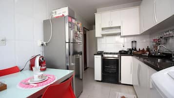 Microwave, cookware/dishes/utensils